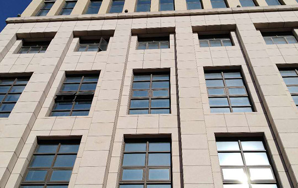 石排外墙清洗时如何进行墙砖与陶瓷砖呢？